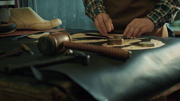 男鞋匠在车间准备他的专业工具