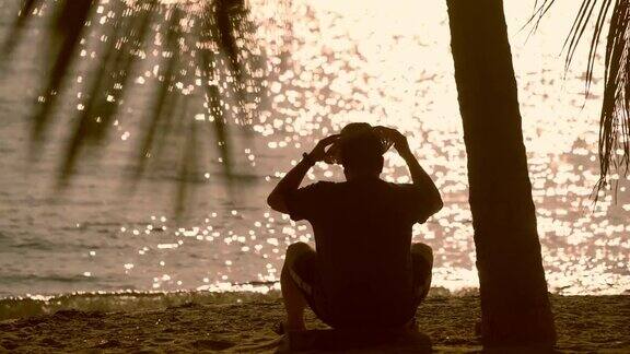 剪影-孤独的人在海滩上烈日下使用