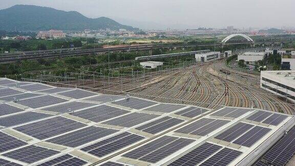 安装了太阳能电池板的火车维修站