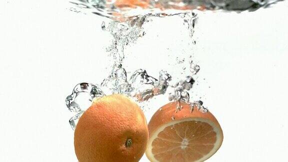 橙子飞溅到水中慢镜头