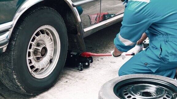 汽车修理工正在检查一辆来修理的汽车的发动机专业发动机专家汽车维修汽车故障汽车保养和维修理念