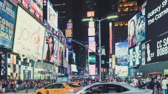 纽约曼哈顿繁忙的时代广场夜景