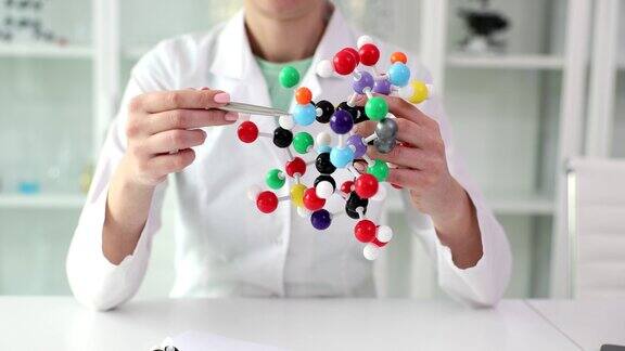 科学家手持分子结构模型指出分子