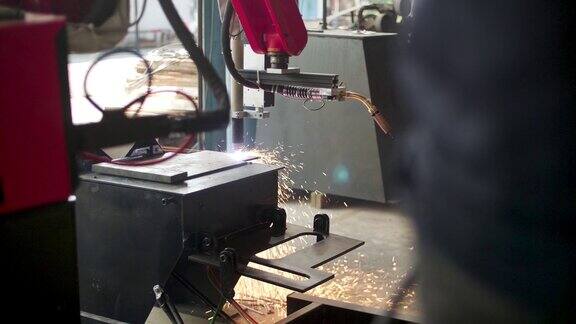 工程师使用等离子切割金属机器人在工厂生产