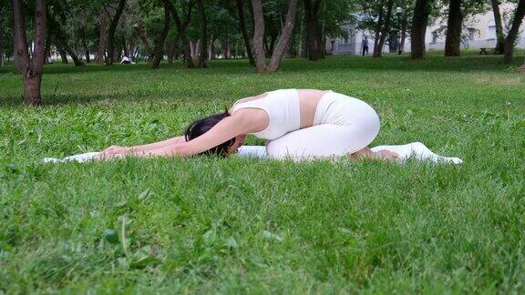 瑜伽亚洲妇女在公园练习瑜伽课做莲花坐练习