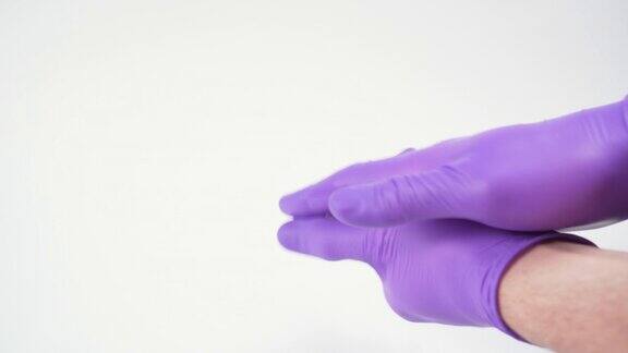 在蓝色手术防护手套中使用消毒剂喷雾进行手部卫生处理
