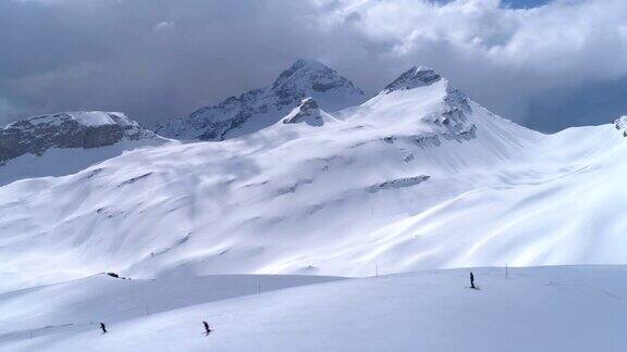 OvronnazTsantonnaire斜坡上的滑雪者-4K航拍