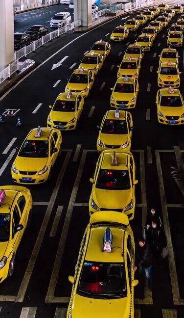 PAN黄色出租车在机场出口处排队