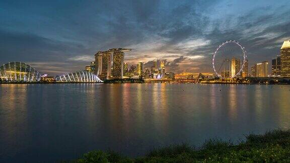 时间从白天到夜晚的新加坡商业区的日落景象