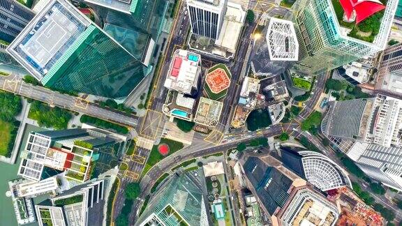 当日鸟瞰新加坡城市金融中心商务区建筑的无人机延时或延时