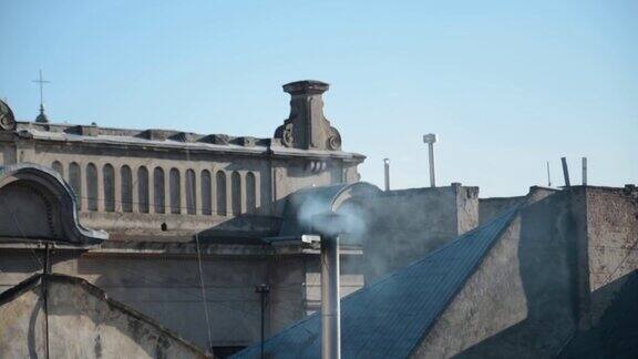 从古老的欧洲城市的烟囱和屋顶冒出的烟