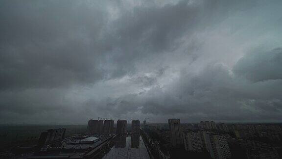 灰色的雨云在城市上空飘过时间流逝