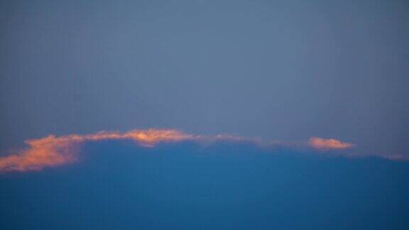 日落时移动的云