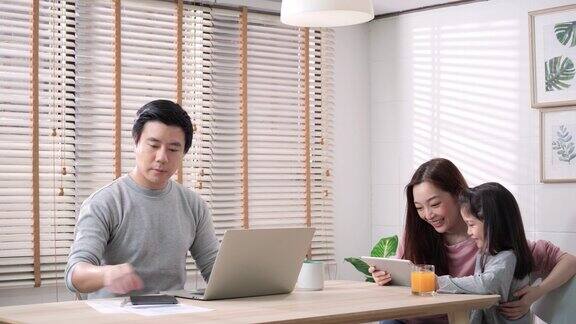 亚洲家庭商人工作女学生和妈妈在家里学习家庭快乐的表情与网上会议
