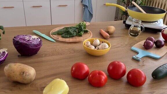 餐桌上摆满蔬菜的现代厨房