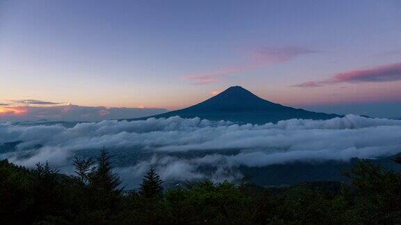 夏天从新道山口拍摄的富士山日出