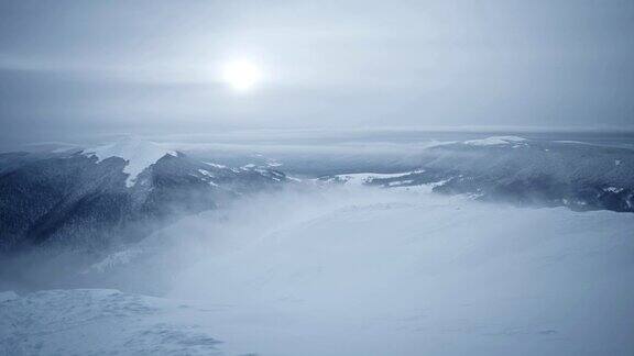 冬季仙境雪山景观与雾
