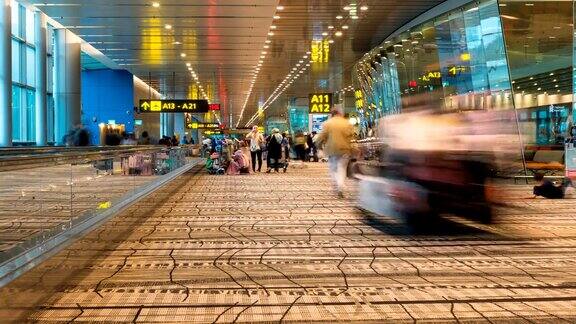 新加坡樟宜国际机场乘客的延时镜头