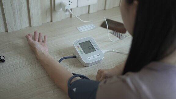 妇女在家里测量血压