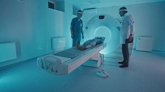 多民族医生与患者讨论术后CT扫描结果