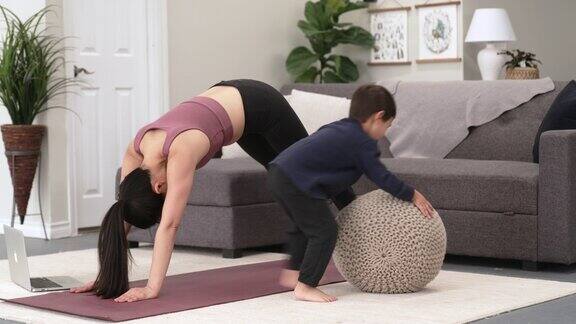 母亲在和儿子做瑜伽