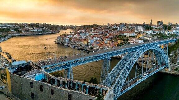 人们在DomLuísI桥行走的时间流逝葡萄牙波尔图