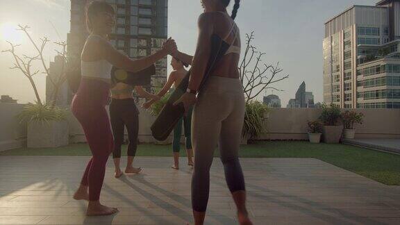 亚洲女性瑜伽生活方式训练组