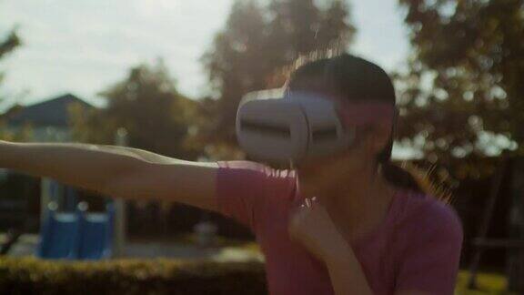 一名年轻女子戴着虚拟现实头盔锻炼