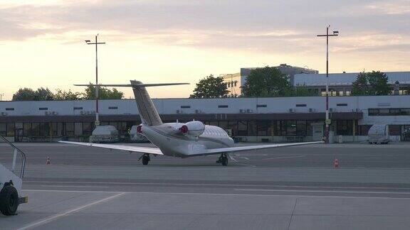 豪华私人飞机停在机场的4k慢动作60fps