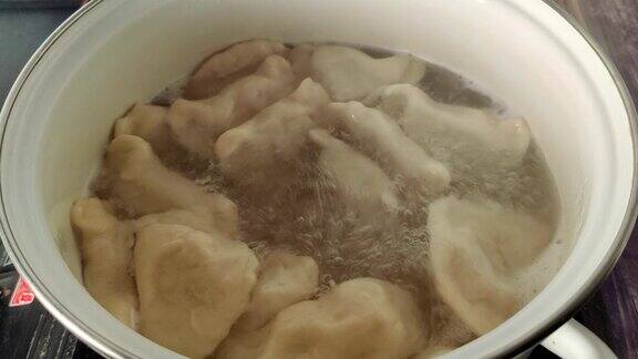 在一锅沸水里煮土豆饺子