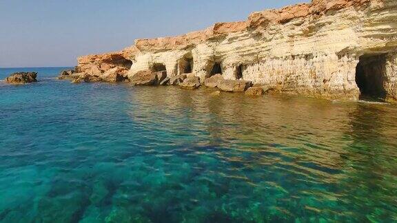 塞浦路斯阿伊纳帕鸟瞰图美丽的风景和海浪