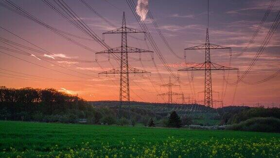 吊车拍摄的日落电力塔