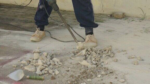 工人在水泥混凝土地板上钻孔