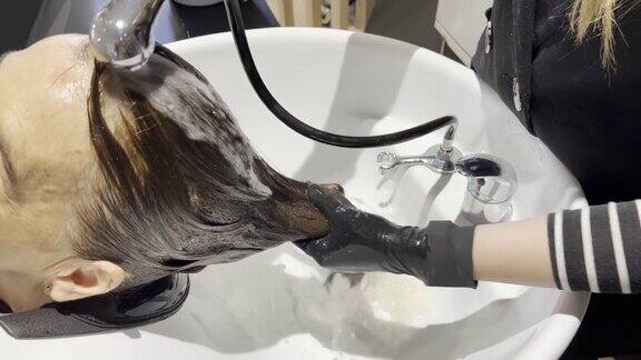 理发师正在给客户洗头