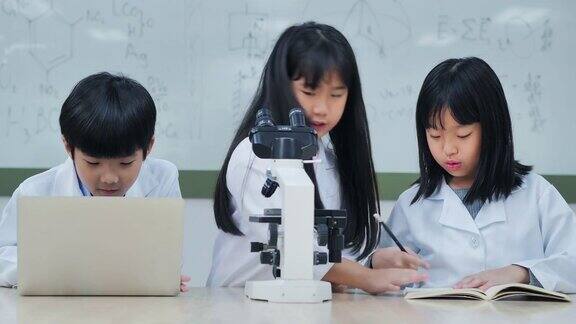科学学生在学校的实验室工作教师和好奇的学生在教室实验室进行科学实验教育、技术、团队、科学、人本理念教育的主题