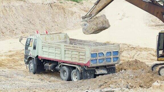 挖掘机铲斗装载自卸卡车