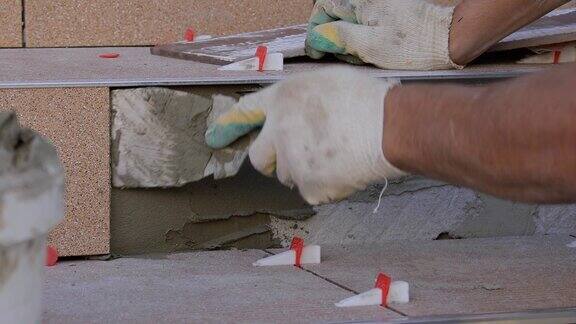 瓦工铺地砖大师熟练地使用一把泥铲