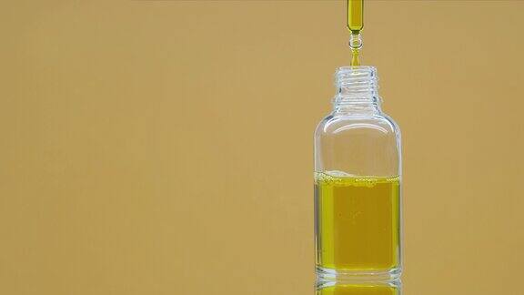 油从移液器滴入玻璃瓶