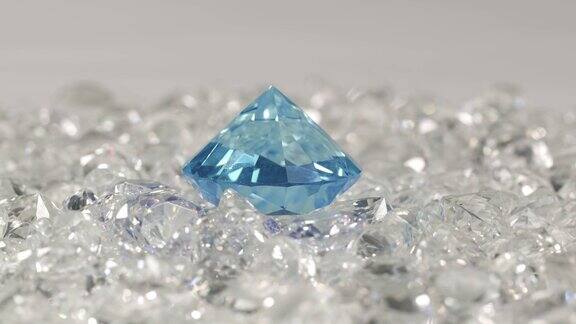 一颗蓝钻石镶在白钻石上