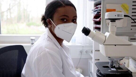 在微生物实验室工作的女科学家