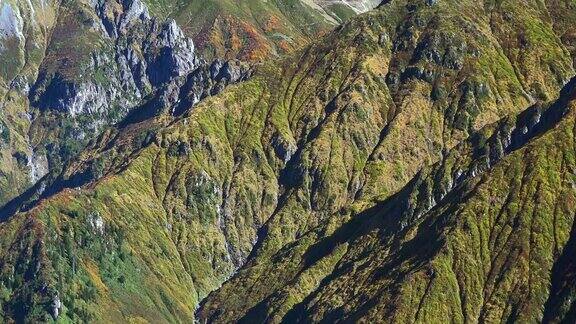 令人惊叹的秋色自然植被和雪山山峰