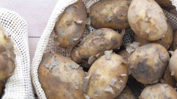 餐桌上购物袋里的生土豆俯视图