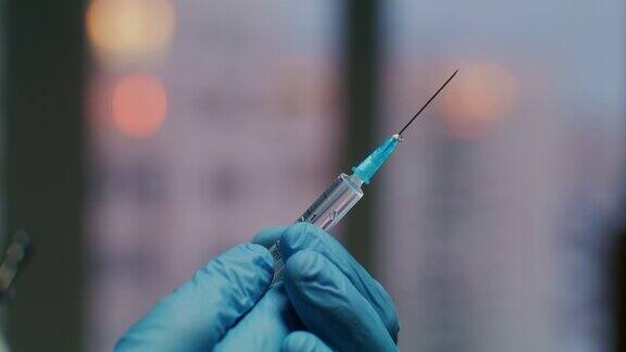 医生手里拿着一个注射疫苗的注射器