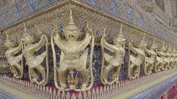 泰国曼谷金色装饰的塑像围绕着玉佛寺的外部机器人
