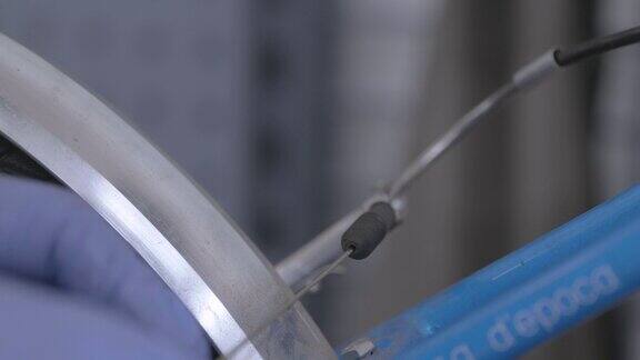 近距离手动调整自行车后轮修理刹车在车间维修自行车