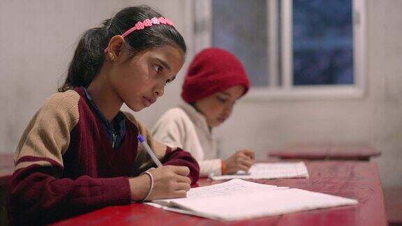 印度小学生课堂学习与笔记《学习与教育观念》印度