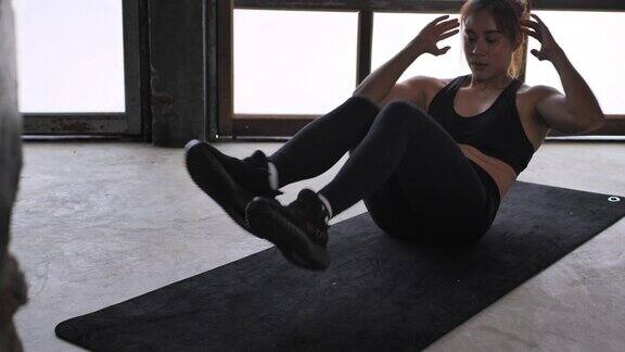 健身女人在废弃的仓库里锻炼