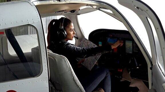 美丽的女飞行员戴着耳机与空中交通管制员交谈