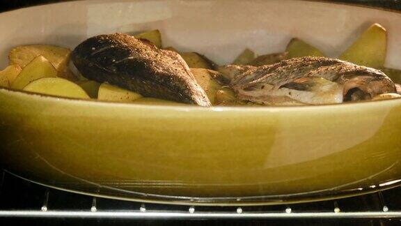 在烤箱中烤生白鱼和土豆片的过程烹饪时间间隔