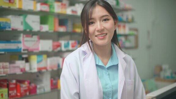 亚洲女药剂师穿着实验服在现代药房药房的肖像